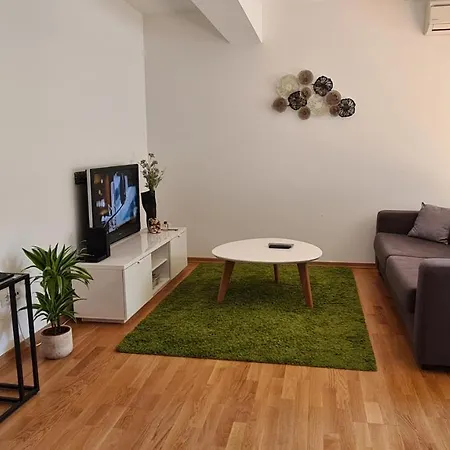 Garden Apartment *
